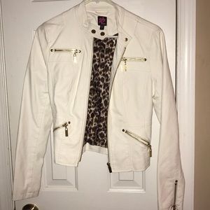 Bebe White jacket with leopard print inside✨🤍